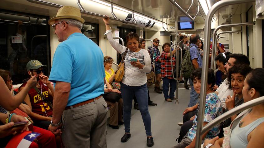 Conductor se convierte en el 'poeta' del Metro y sorprende en redes: "A mí me lo dijo una ex"