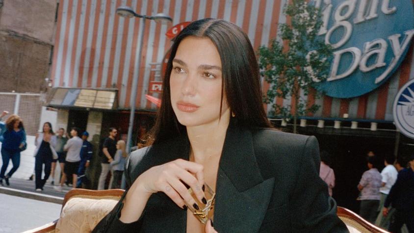 El clamor de las redes tras inéditas fotos de Dua Lipa en su paso por Santiago y Atacama: "Denle la nacionalidad"