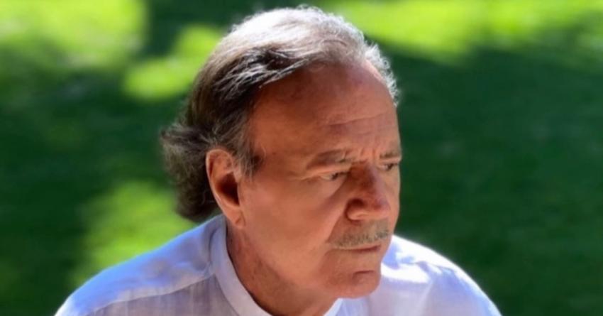 Julio Iglesias publica chats de exempleadas tras acusaciones de agresión sexual en su contra