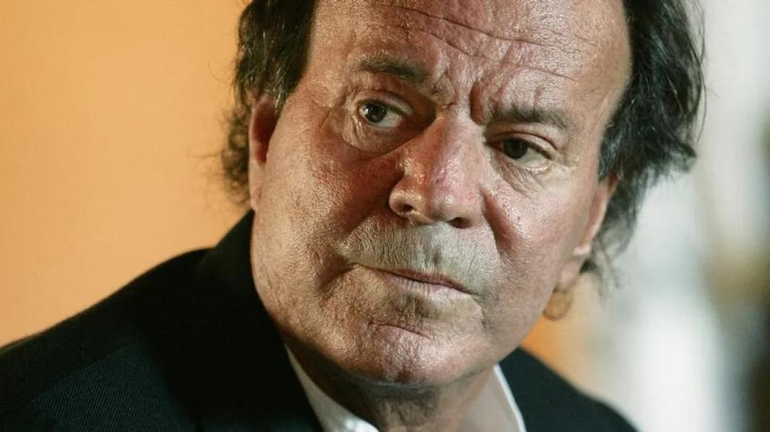 Julio Iglesias es investigado por presuntas agresiones sexuales a extrabajadoras: "Me sentía como un objeto"
