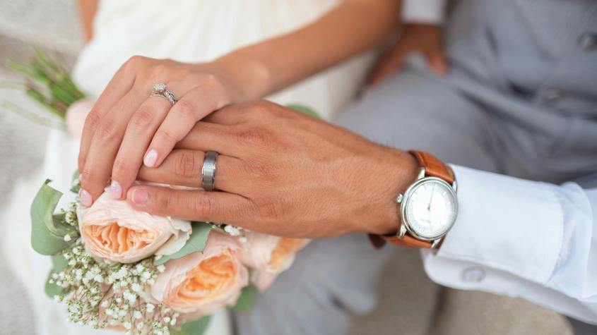 Destacada pareja del espectáculo tendría planes de boda: chica reality fue invitada y lo reveló sin querer