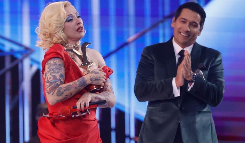 El gesto de Mon Laferte al recibir premio de Rafael Araneda que dividió a las redes: “Lo mandó a capilla”