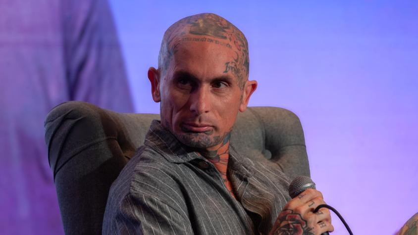 Líder de Ke Personajes tuvo especial gesto con fanática antes de su debut en Viña 2026