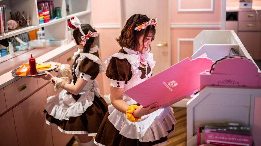 Traje corto, enagua y delantal: el excéntrico fenómeno de los "maids café" de Japón