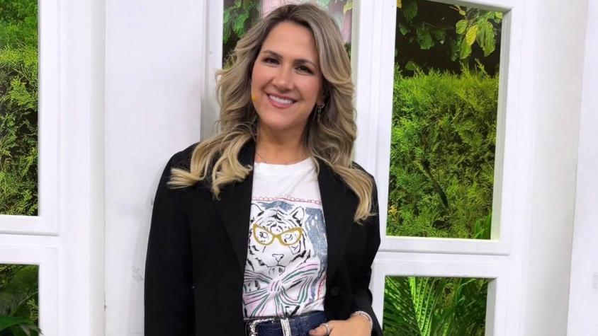 En Grecia con su pareja: Michelle Adam sorprende con estiloso traje de baño