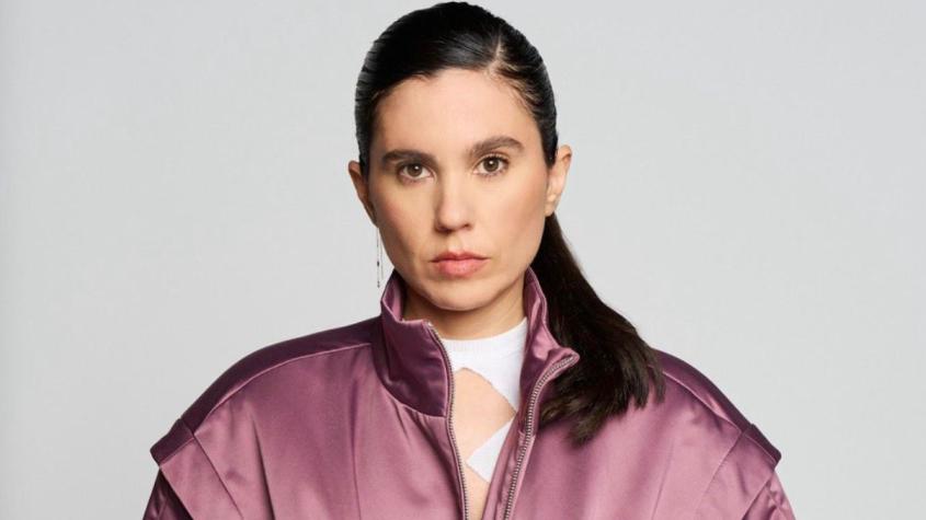 Javiera Mena realizará su primer concierto en solitario en Movistar Arena para conmemorar los 20 años de "Esquemas Juveniles"