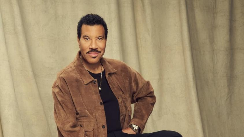 Lionel Richie preocupó a sus fanáticos al detener un concierto por problemas de salud: fue trasladado a un hospital