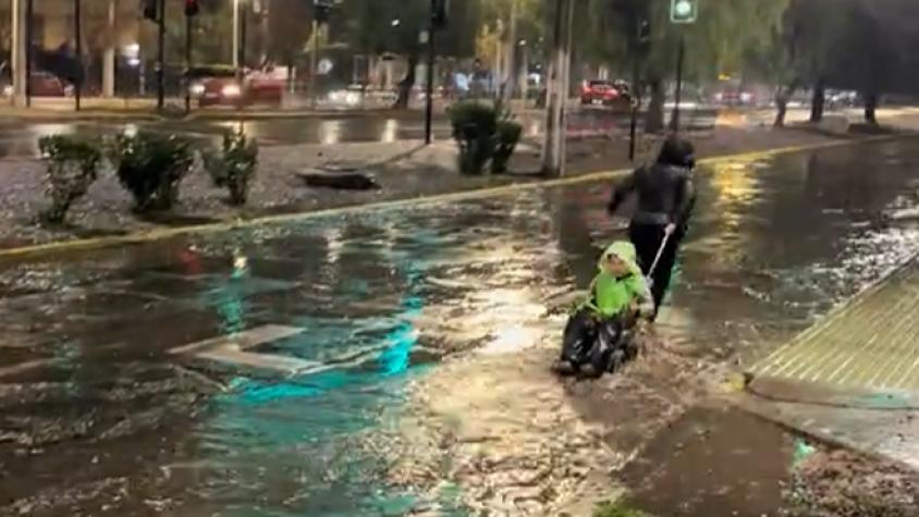 Adorable video de niño jugando bajo la lluvia se viraliza en TikTok 