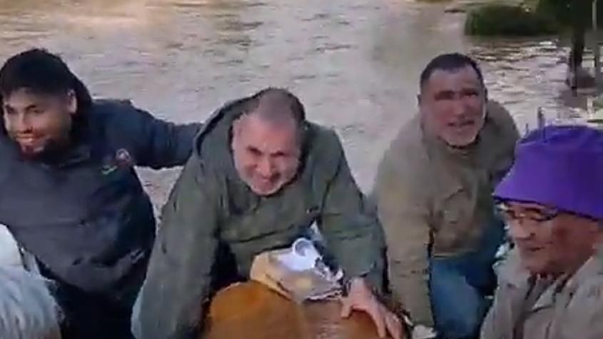 Grupo en Penco se hace viral después de trasladar ataúd en un bote: “Juanito no se va...”