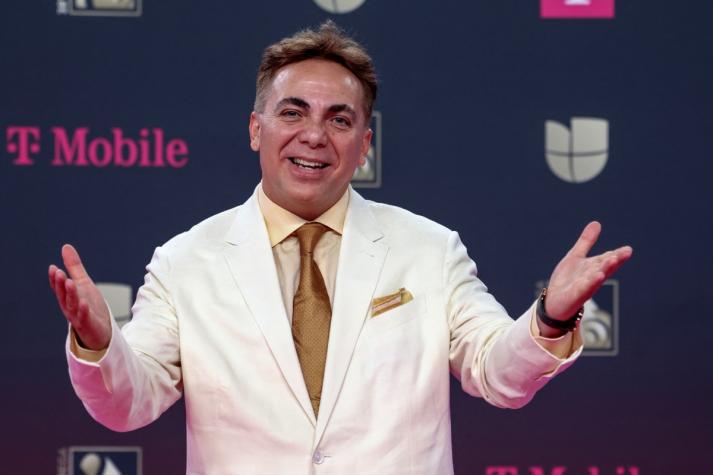 Cristian Castro se gradúa de enseñanza media y su madre Verónica Castro genera preocupación por su salud