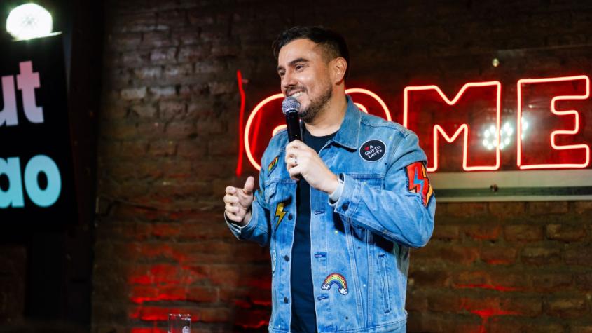 César Campos debutó en el stand up con una rutina que mezcló televisión, infidelidad y experiencias personales