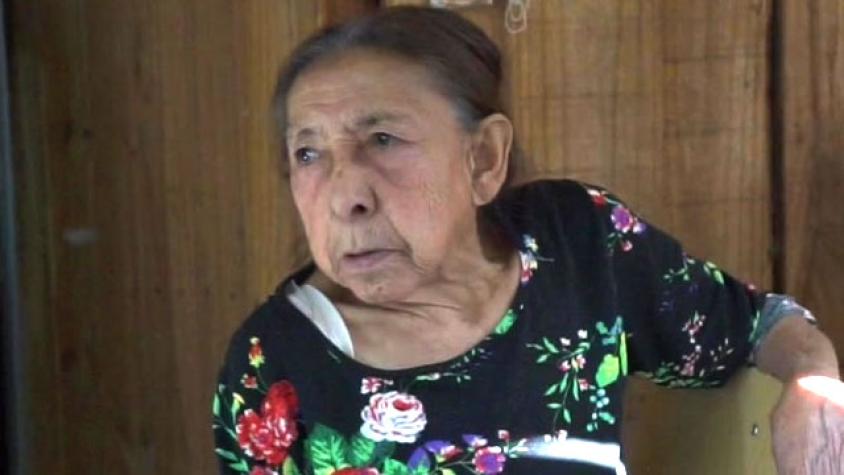 Indignante: abuelita de 85 años vive sola y no tiene baño en su casa