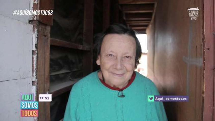 Con 77 años canta en las micros para subsistir 
