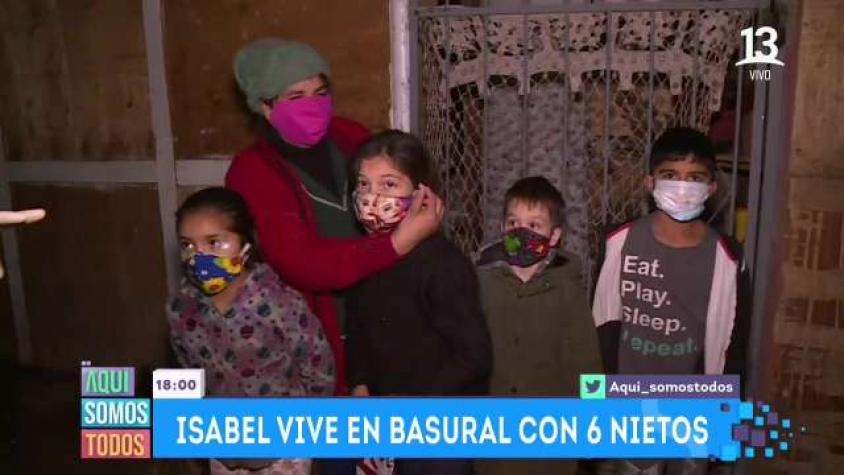 Isabel vive frente a un basural con sus 6 nietos