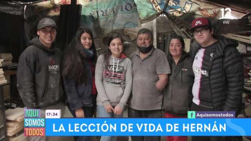 Hernán fabrica tablas de cocina a pesar de no tener manos
