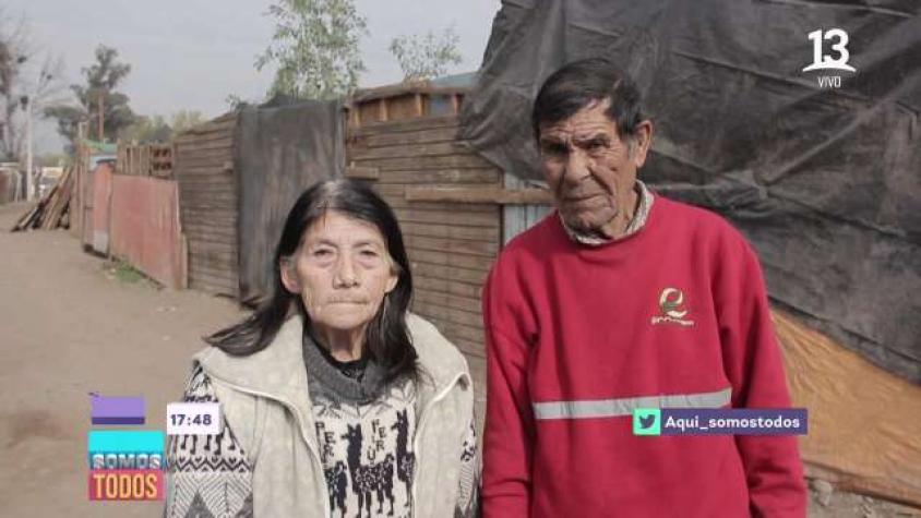 Esta es la impactante historia de abuelitos en Peñaflor que viven en un campamento
