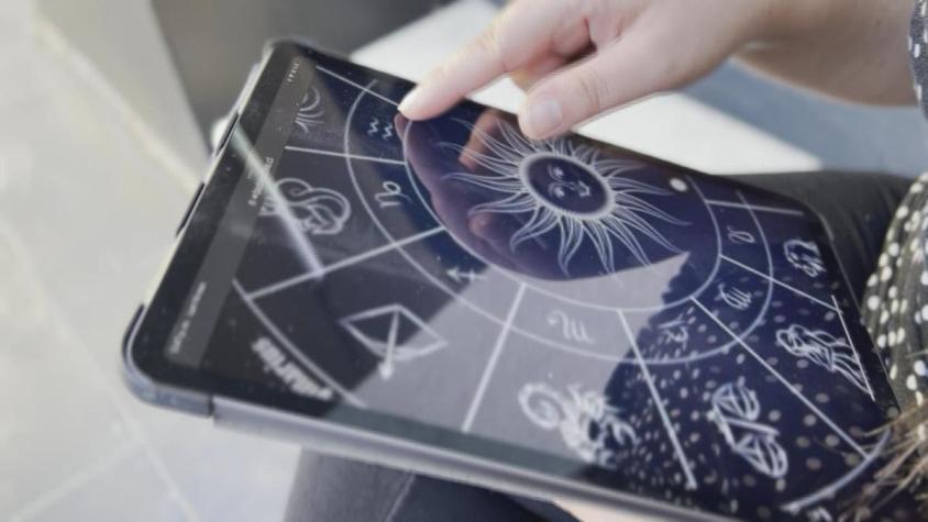 "Buscar ayuda donde sea es válido": Psicóloga se refirió al boom de la astrología