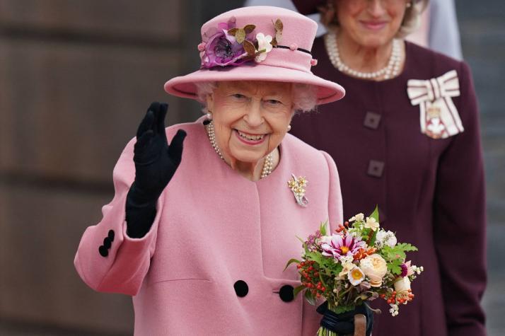 "Se trataría de ella": Álvaro Santi reveló que Reina Isabel II estaría cerca de su muerte