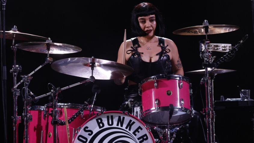 Quién es Cancamusa, la baterista de Los Bunkers en Viña 2024