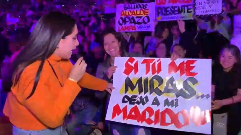 "Si tú me miras, dejo a mi marido": los atrevidos carteles de las fanáticas de Alejandro Sanz