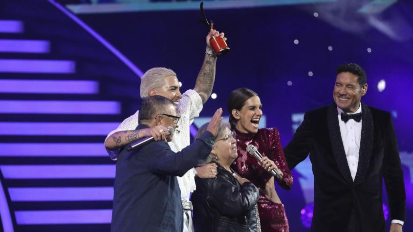 "Si eso es ser pueblerino...": Pancho Saavedra defiende a los padres de Young Cister tras entregar gaviota al artista 