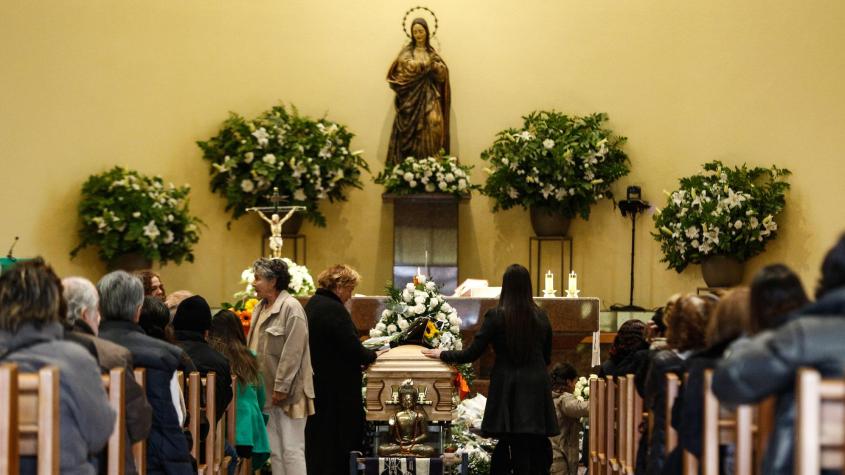 Las emotivas palabras de la hermana de Claudio Iturra en su funeral: “Yo creo que él vivió a full y eso es lo que importa”