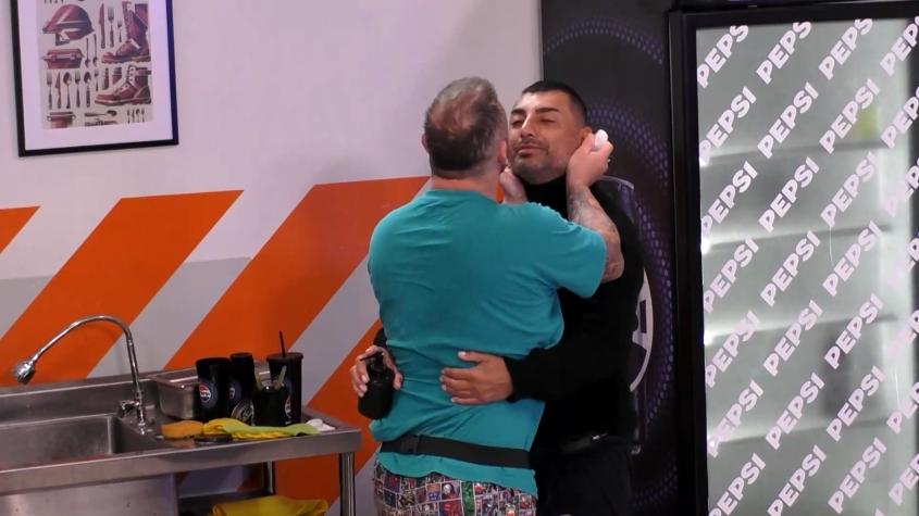 Luego de un intenso coqueteo: Así fue el beso entre Andrés Caniulef y Jenko del Río