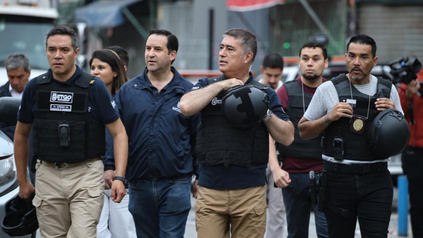 Alcalde Mario Desbordes asegura que comerciantes de toldos azules en Meiggs "ganan millones al mes"