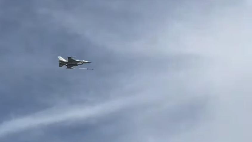 Cacería en el aire: video muestra a un F-16 persiguiendo y derribando a un dron iraní sobre playa colmada de turistas en Dubái