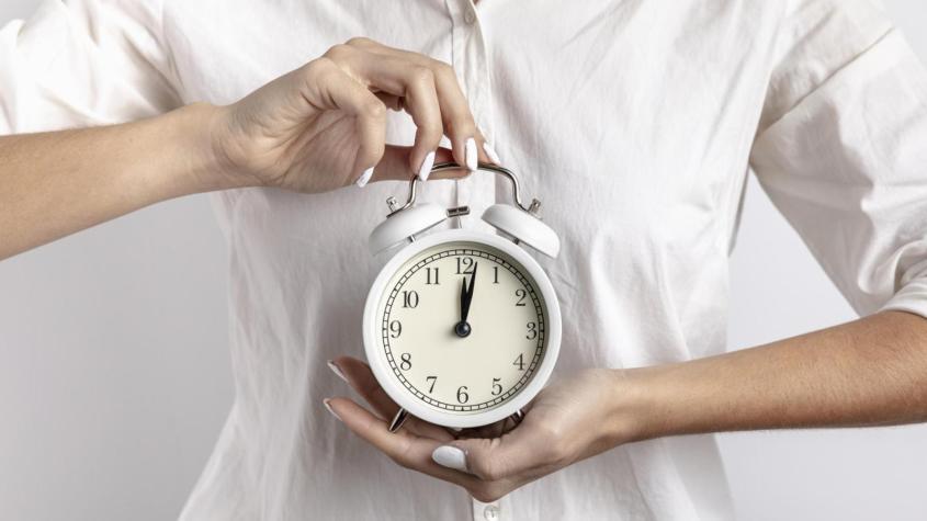 Cambio de hora en Chile 2026: cuándo atrasar los relojes y qué regiones no cambian