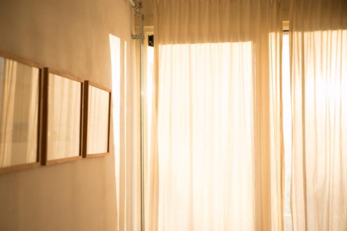 Visillos blancos y cortinas de lino: cómo elegir la mejor opción para el living