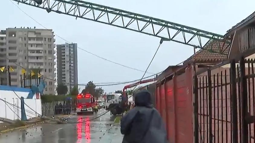 Grúa cae sobre viviendas y destruye un vehículo en plena emergencia por el temporal en Coquimbo