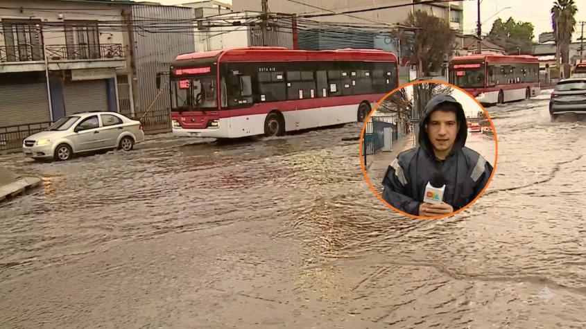 Gran Avenida colapsa por el sistema frontal: vehículos quedaron rodeados por el agua