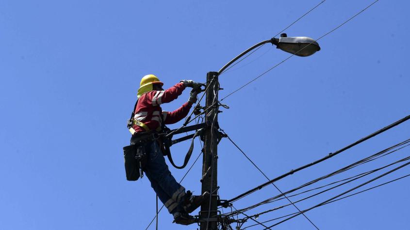 Cortes de luz afectarán a 10 comunas de Santiago este miércoles: revisa los horarios