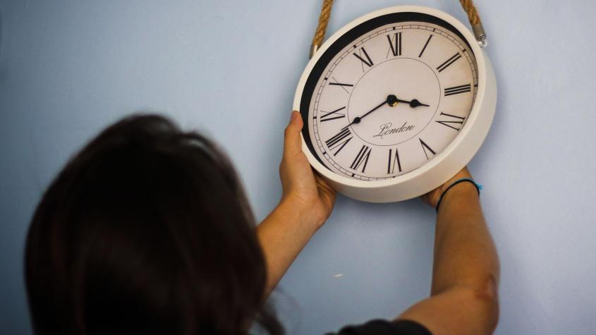 Cambio de hora: estas son las regiones de Chile que no tendrán que adelantar sus relojes