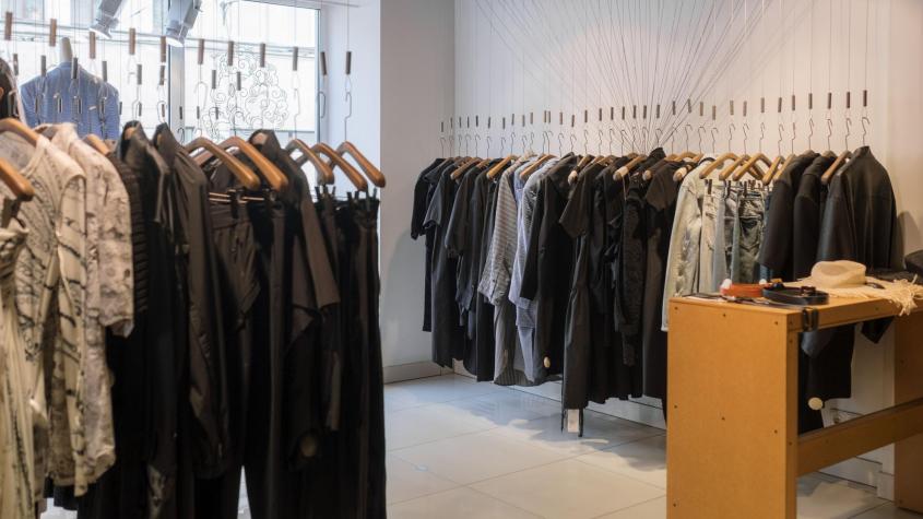 Tienda de ropa cierra su local en Santiago y anuncia remate: estos son los precios