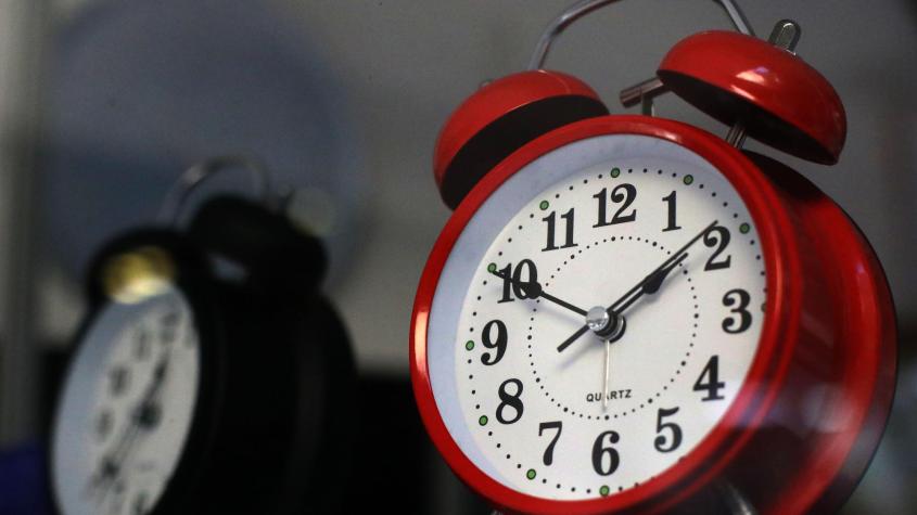 Cambio de hora en Chile: ¿Cuándo será y se debe adelantar o atrasar el reloj?