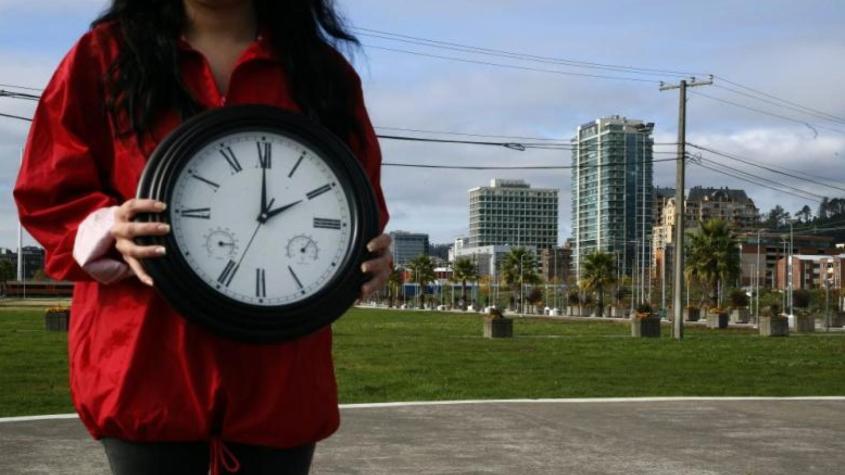 Que no se le pase: esta noche cambia la hora en Chile y así debe ajustar su reloj