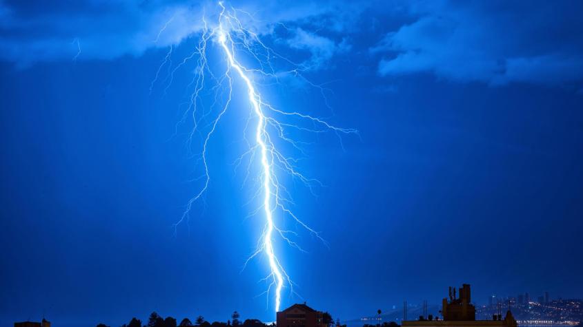 Tormenta eléctrica y granizos en Santiago: más de 28 mil clientes están sin luz