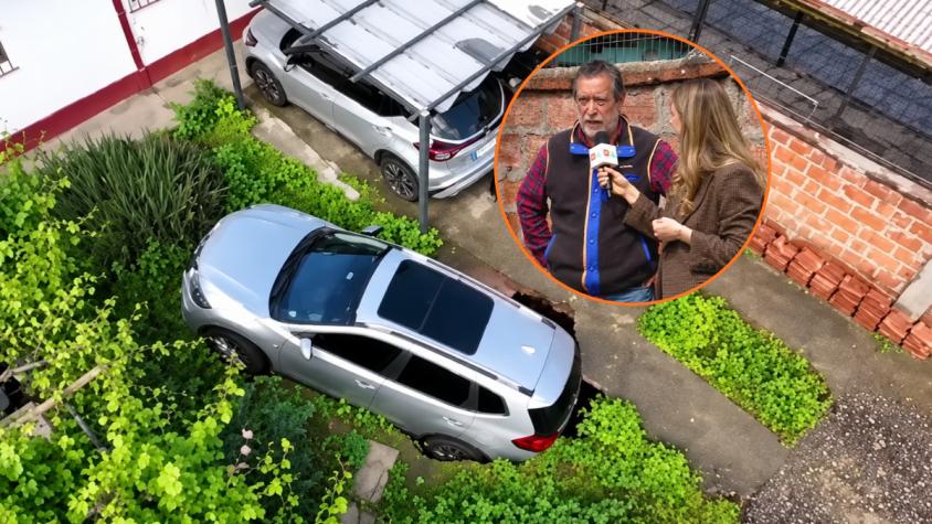Vecino encontró su auto atrapado en un socavón: deberán sacarlo con una grúa pluma